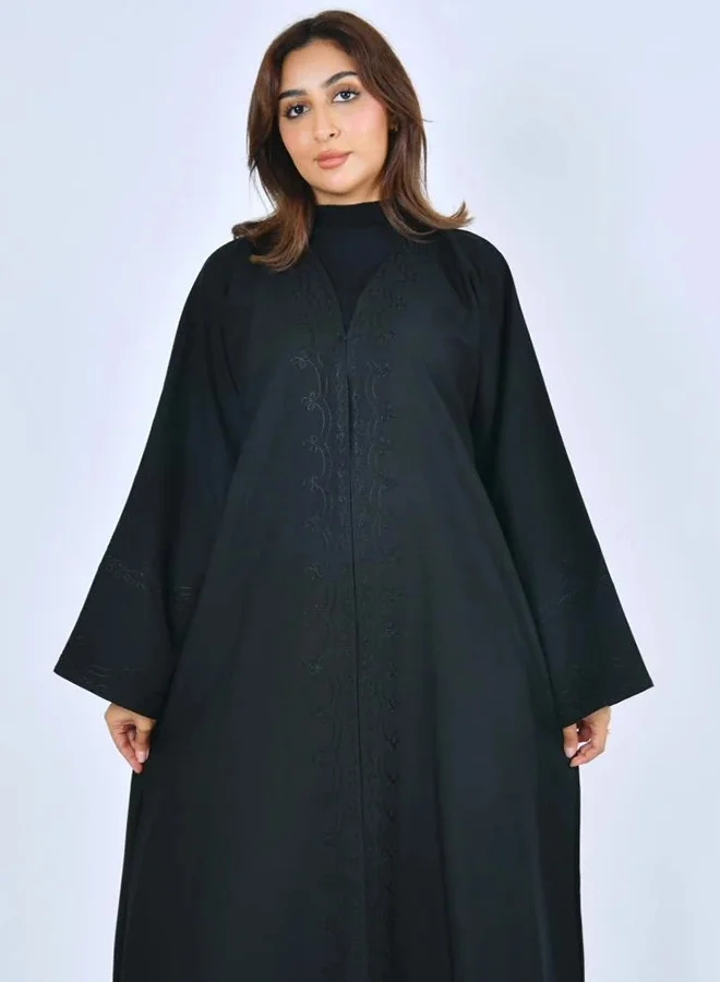 عبايات لمحة عباية سوداء مغلقة بطقطق مزينة بتطريز