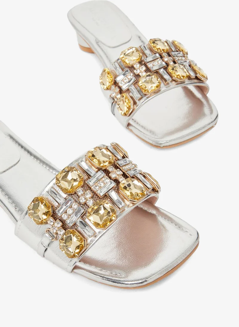 تايك تو صندل مزين بكعب للنساء