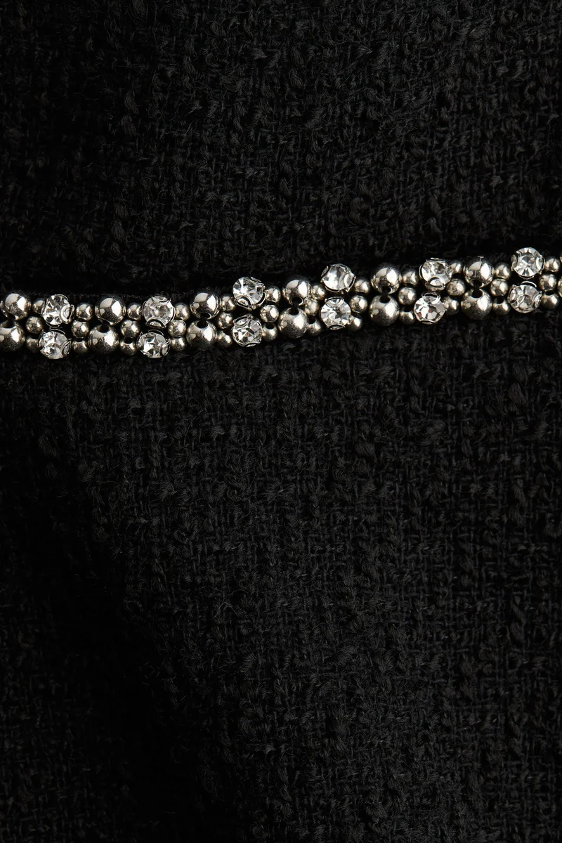 اتش اند ام تنورة ميني من قماش البوكلي