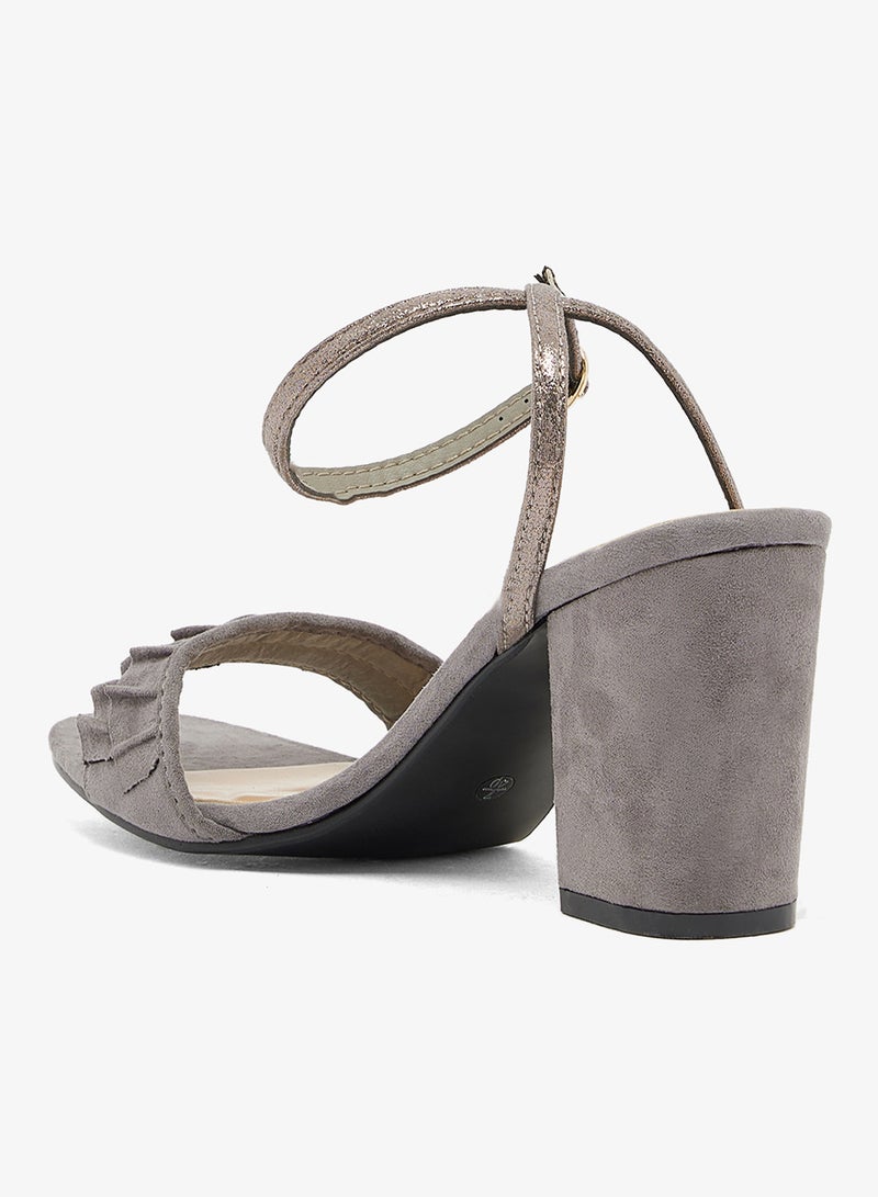 سبوت أون صندل بكعب عريض مزين بكشكش - Image 3