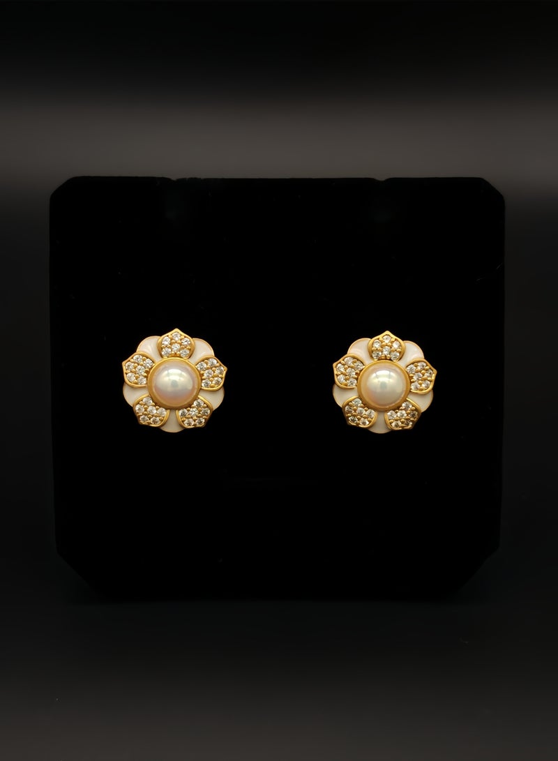 قرطات أذن مطلية بالذهب بتصميم زهري عصري مصممة يدويًا — لؤلؤ مركزي وحواف زركون أبيض (للارتداء اليومي) - Image 3