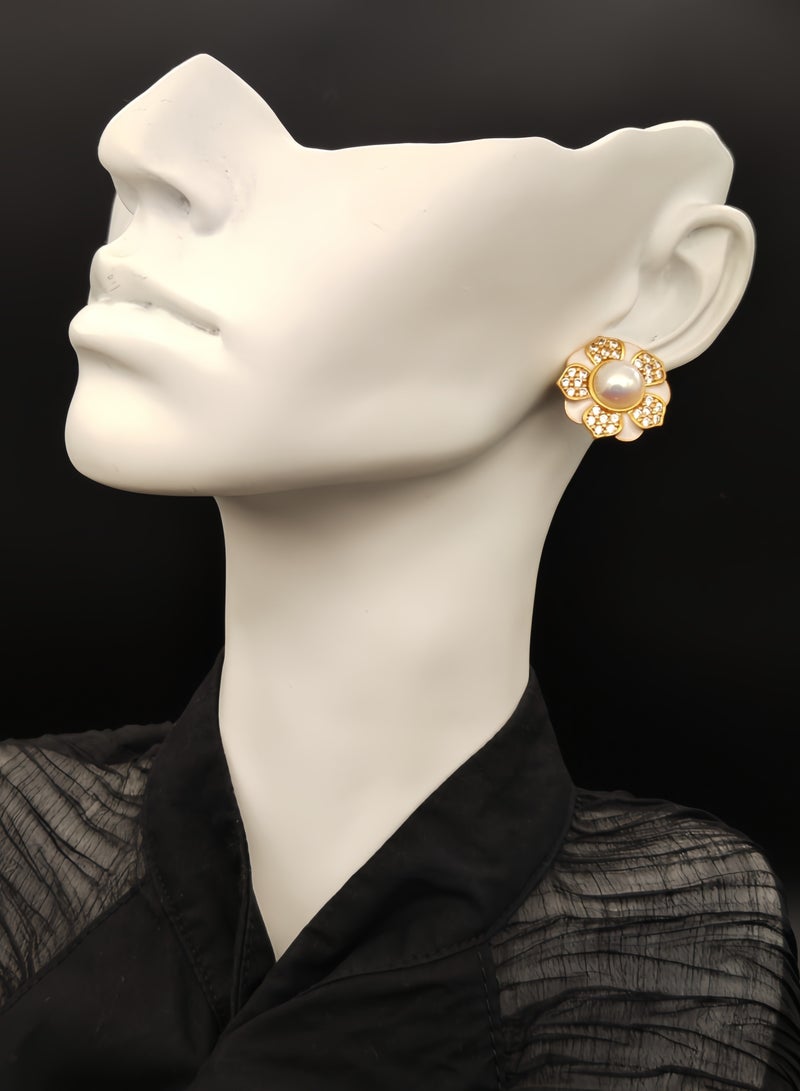 قرطات أذن مطلية بالذهب بتصميم زهري عصري مصممة يدويًا — لؤلؤ مركزي وحواف زركون أبيض (للارتداء اليومي) - Image 2