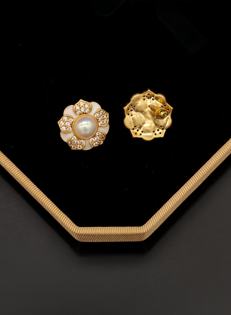 قرطات أذن مطلية بالذهب بتصميم زهري عصري مصممة يدويًا — لؤلؤ مركزي وحواف زركون أبيض (للارتداء اليومي) - Image 4