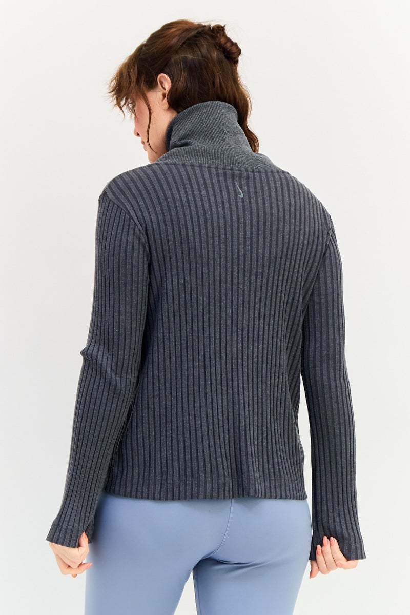 Nike سويت شيرت رياضي فضفاض بأكمام طويلة ومصنوع من القماش المضلع للنساء، رمادي - Image 3