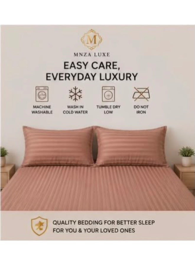 طقم ملاءة مطاطية MNZA LUXE من المايكروفايبر بنقشة خطوط بارزة بعرض 1 سم، يتضمن ملاءة مطاطية واحدة + غطاءي وسادة | فائق النعومة، قابل للتهوية، ومقاوم للتجاعيد | بني فاتح - Image 3