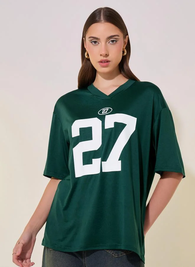 تايك تو تيشيرت بياقة على شكل حرف  وطبعة شعار مناسب عادي