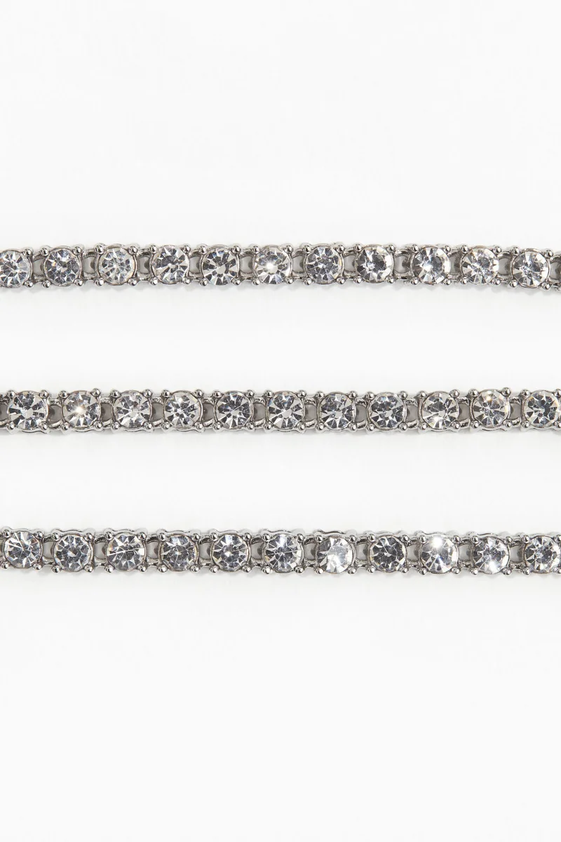 اتش اند ام قلادة مزينة بأحجار الراين