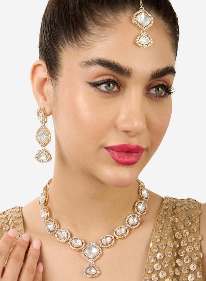 Zaveri Pearls طقم عقد وأقراط وتاج رأس (مانجتيكا) من زافيري بيرلز، مطلي بالذهب ومرصع بأحجار براقة - ZPFK17564 - Image 3