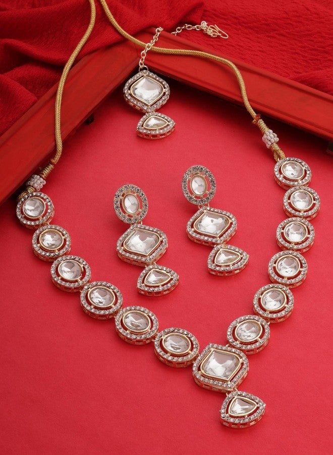 Zaveri Pearls طقم عقد وأقراط وتاج رأس (مانجتيكا) من زافيري بيرلز، مطلي بالذهب ومرصع بأحجار براقة - ZPFK17564 - Image 2