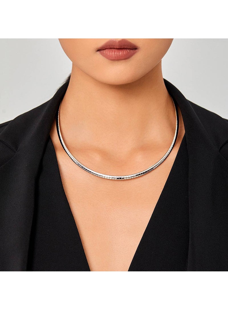 An elegant choker with a simple, slim design, crafted from silver stainless steel with smooth, straight lines. Perfect for adding a touch of elegance and beauty to your look. Its modern design gives you a luxurious look suitable for all occasions.
