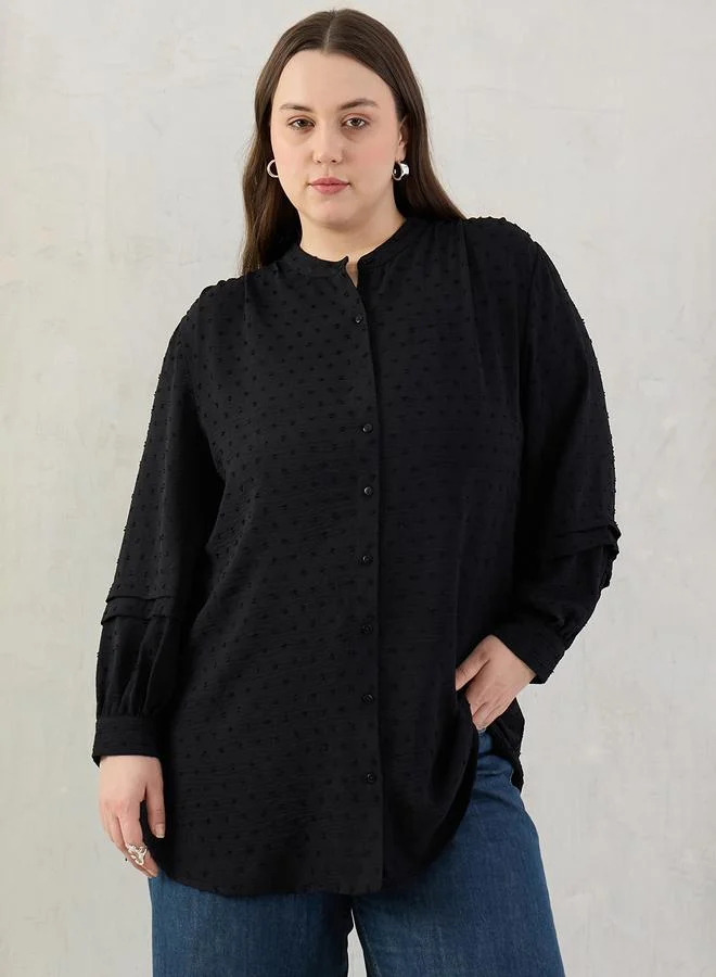 فيميلا قميص بمقاس كبير بتفاصيل خيوط دوبي مع أزرار