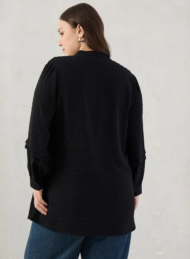 فيميلا قميص بمقاس كبير بتفاصيل خيوط دوبي مع أزرار