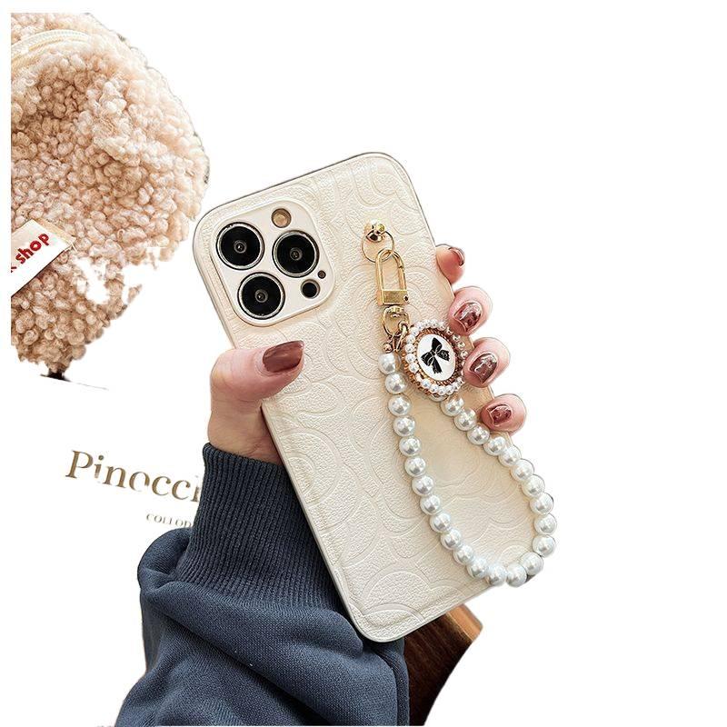 MS غطاء واقي بملمس جلد لـ iPhone 14 / 14 Plus / 14 Pro / 14 Pro Max مع نقش الكاميليا وسوار لؤلؤ مع مقاوم للصدمات مع تغطية كاملة مع حماية من السقوط باللون أبيض باللون الأبيض - Image 5