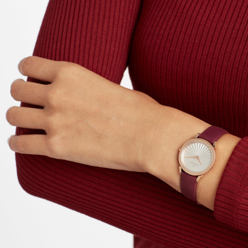 بيير كاردان ساعة بيير كاردان للنساء بهيكل من الفولاذ المقاوم للصدأ باللون الوردي الذهبي وسوار جلدي بلون Burgundy. - Image 4