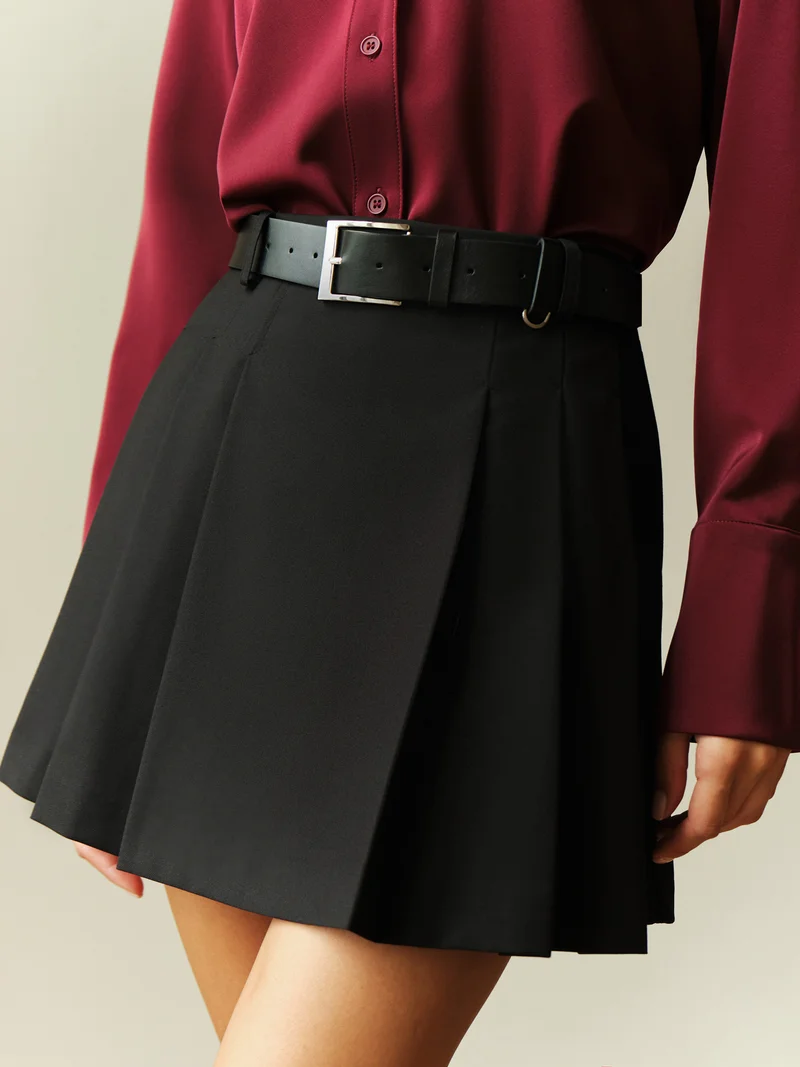 Lichi Mini skirt with large pleats on the sides and a belt