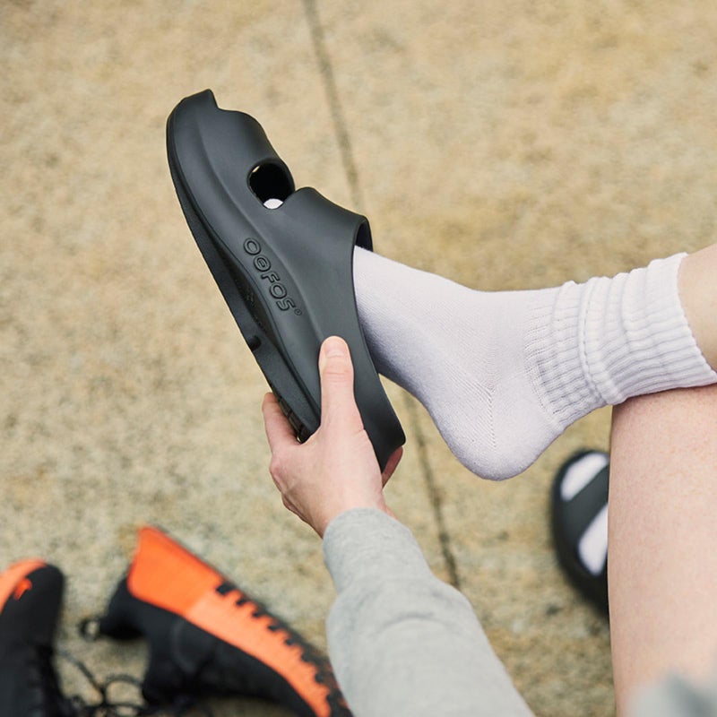 OOFOS Unisex Ooyea Black Mens 8 Women 10 Medium - Image 3