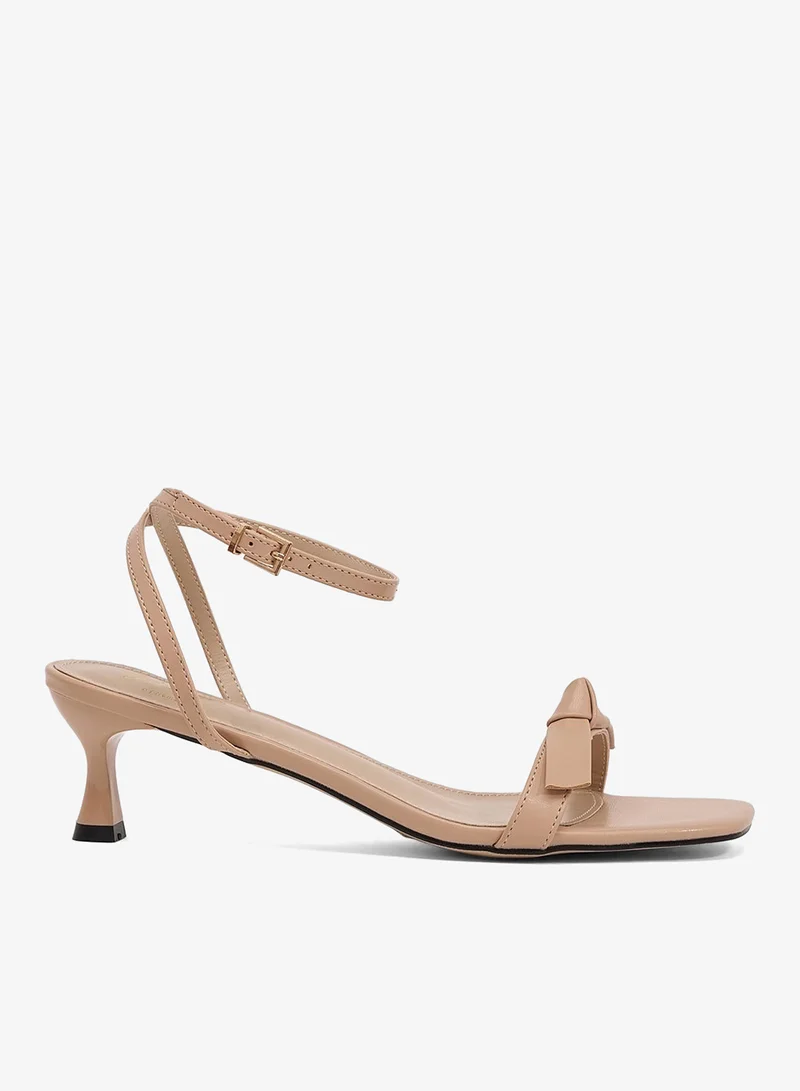 جينجر صندل بكعب متوسط مع فيونكة