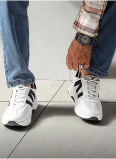 Q3 A classic neutral-design shoe built for comfort, made with mixed materials