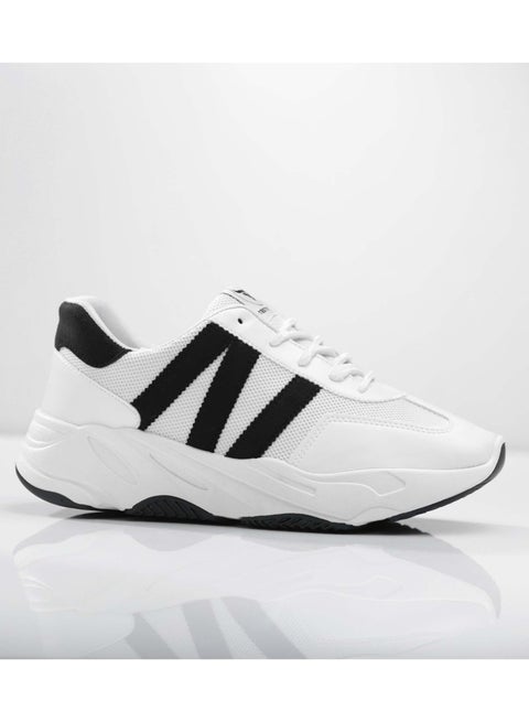 Q3 A classic neutral-design shoe built for comfort, made with mixed materials