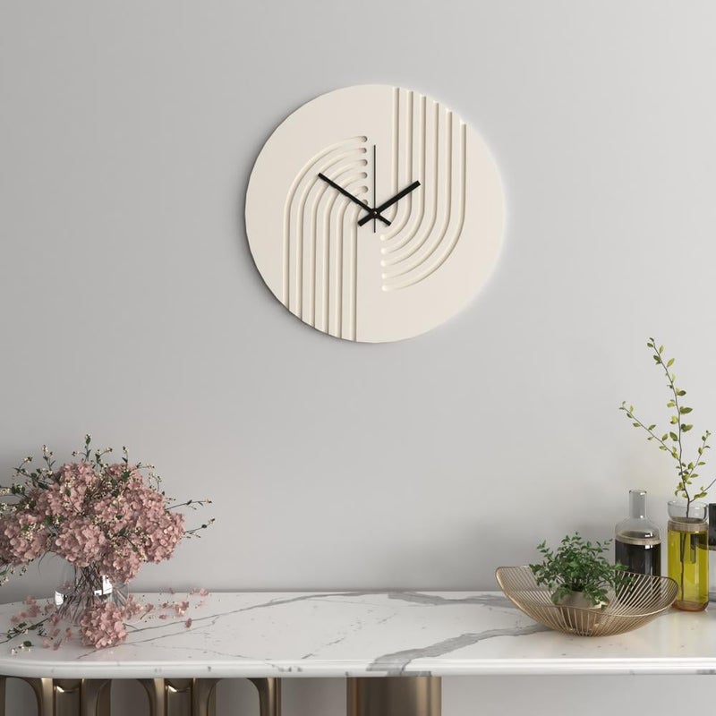 ساعة حائط خشبية بتصميم هندسي