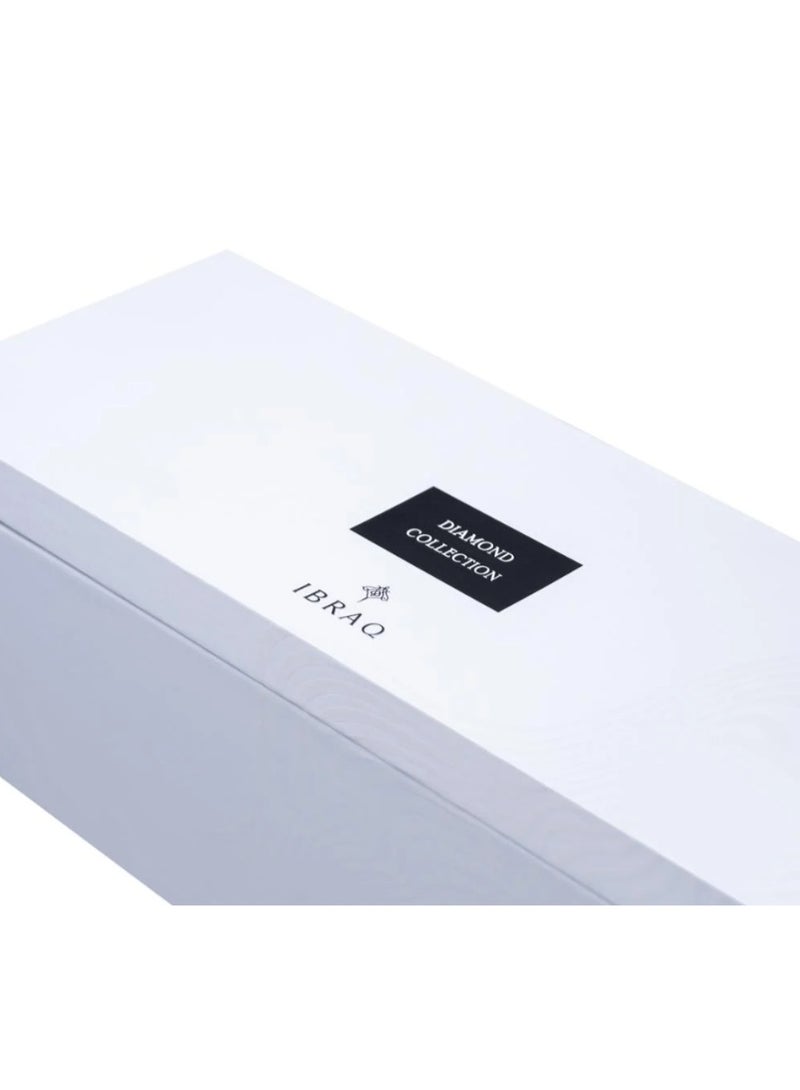 ابراهيم القرشي - ديسكفري دايموند - أبيض صندوق فاخر بتصميم أنيق يضم مجموعة الدايموند الكاملة بحجم صغير (10×10 مل)، مُصمّم ببطانة مخملية ناعمة من الداخل، تضفي لمسة راقية وفاخرة على التجربة. - Image 2