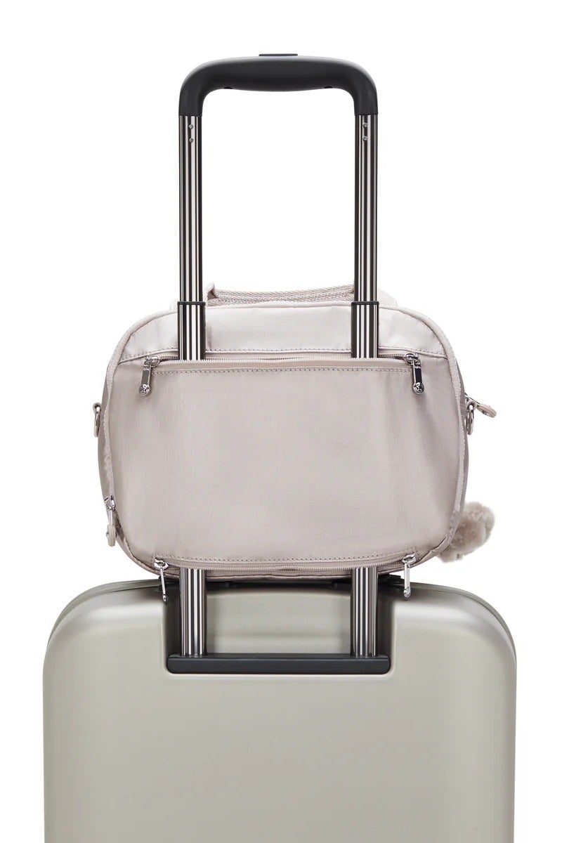 كيبلينغ حقيبة مستحضرات تجميل نسائية كبيرة بالم بيتش مع حزام عربة - لمعان معدني - Image 5