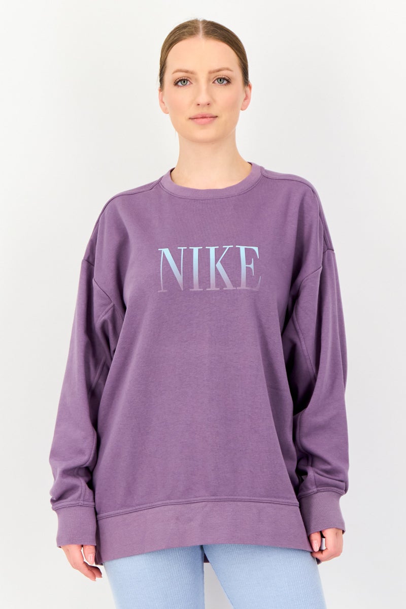 Nike بلوزة رياضية نسائية قصيرة الأكمام بشعار العلامة التجارية في الهواء الطلق، بنفسجي - Image 1