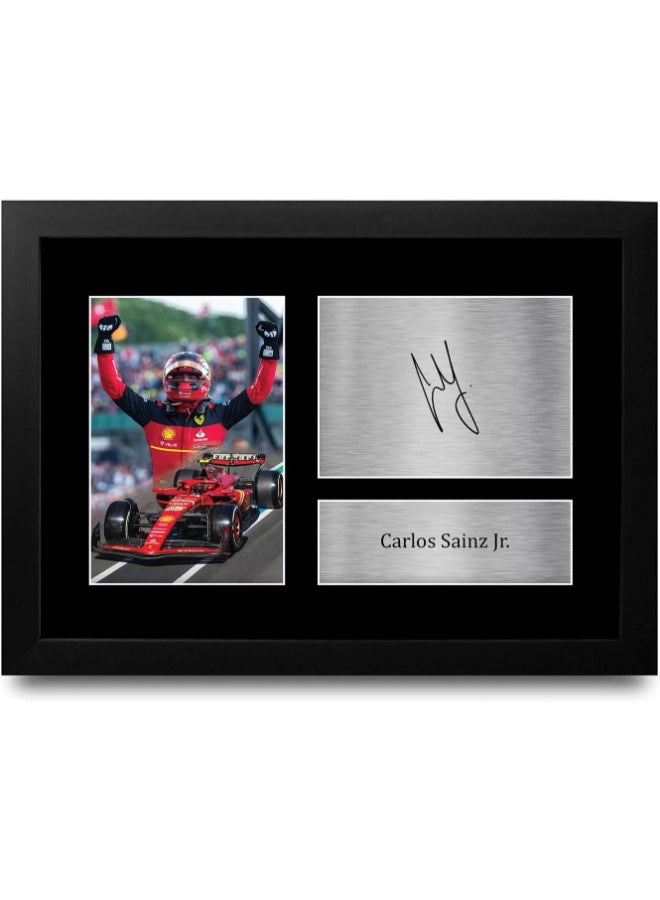 إتش دبليو سي تريدينغ صورة مطبوعة وموقعة ومؤطرة لكارلوس ساينز جونيور من فيراري من HWC Trading FR A4 لمحبي سباقات الفورمولا 1 - صورة مطبوعة وموقعة ومؤطرة A4 - Image 1