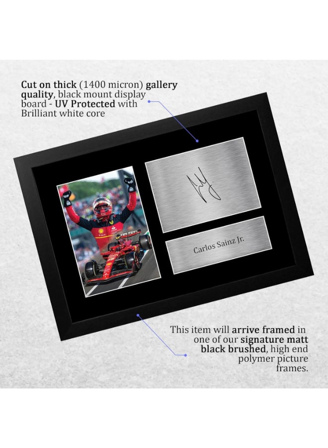 إتش دبليو سي تريدينغ صورة مطبوعة وموقعة ومؤطرة لكارلوس ساينز جونيور من فيراري من HWC Trading FR A4 لمحبي سباقات الفورمولا 1 - صورة مطبوعة وموقعة ومؤطرة A4 - Image 3