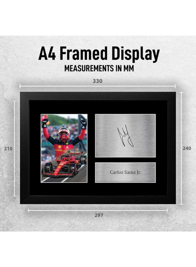 إتش دبليو سي تريدينغ صورة مطبوعة وموقعة ومؤطرة لكارلوس ساينز جونيور من فيراري من HWC Trading FR A4 لمحبي سباقات الفورمولا 1 - صورة مطبوعة وموقعة ومؤطرة A4 - Image 2