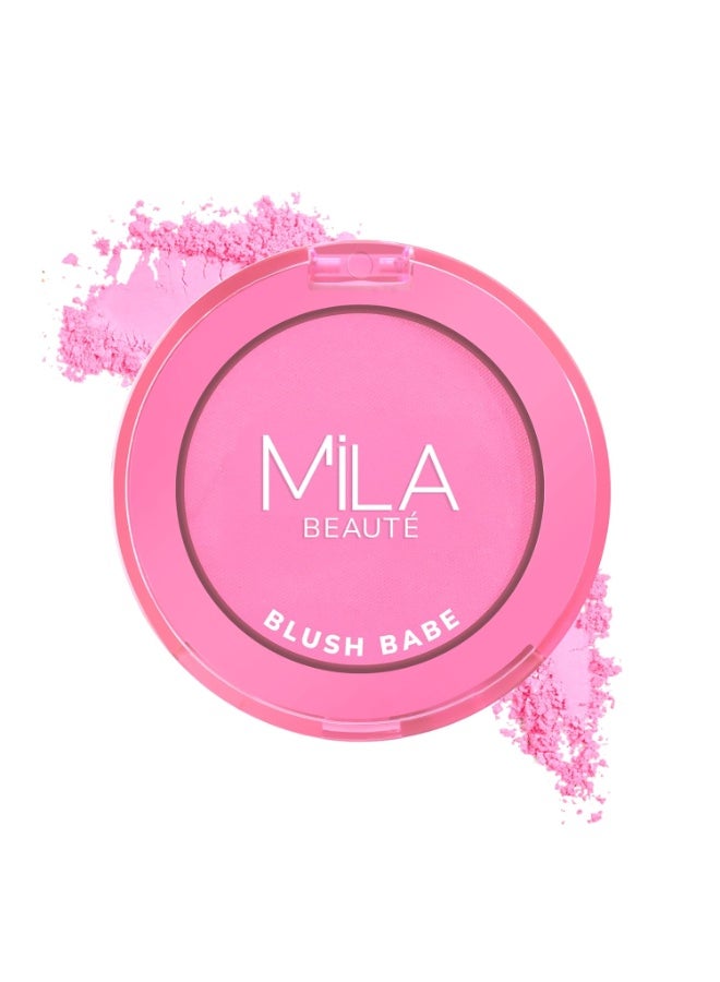 ميلا بيوتي بودرة أحمر الخدود "Blush Babe" من ميلا بوتيه (MILA BEAUTÉ) | لمسة نهائية مطفية ولون غني يدوم طويلاً | سهلة الدمج | تركيبة لا تسبب الجفاف غنية بزيت ثمر الورد وزيت الجوجوبا وفيتامين E | الدرجة: Candy Pink (5 جم) - Image 1
