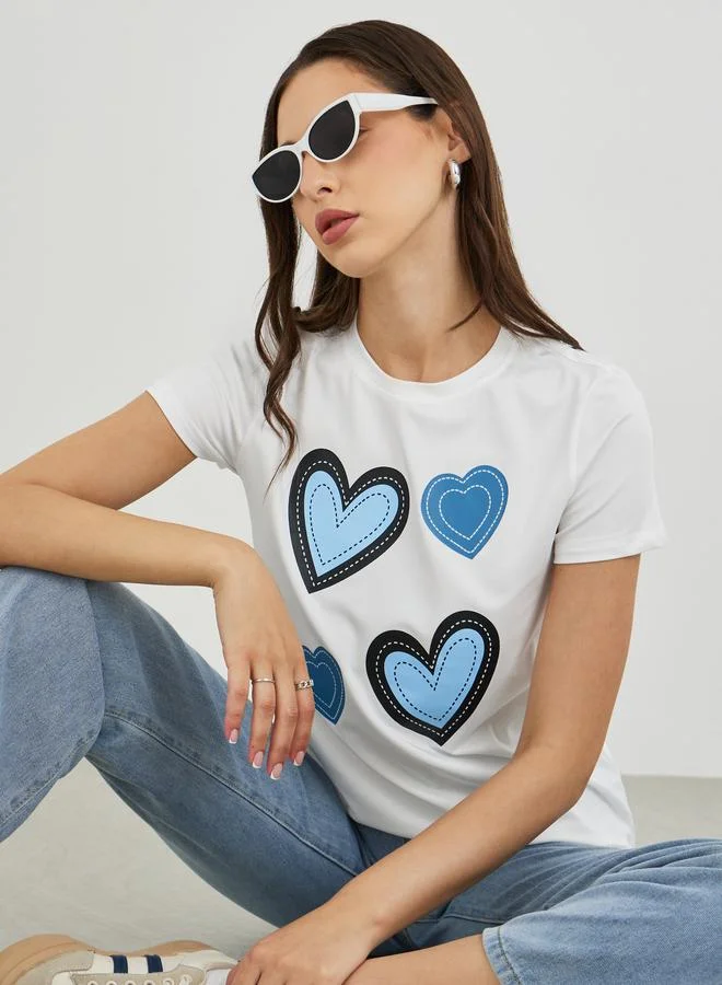 تايك تو تيشيرت نسائي أبيض بطبعة قلب بأكمام قصيرة