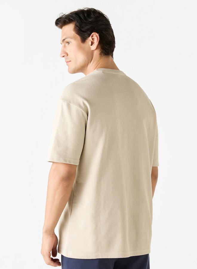 ايكونيك تيشيرت بارز الملمس بأكمام قصيرة وجيب على الصدر من أيكونيك - Image 3