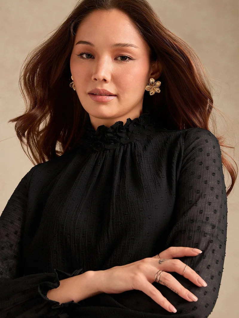 أوجيدر بلوزة دوبي سوداء مزخرفة بتطريز زهري عند الرقبة