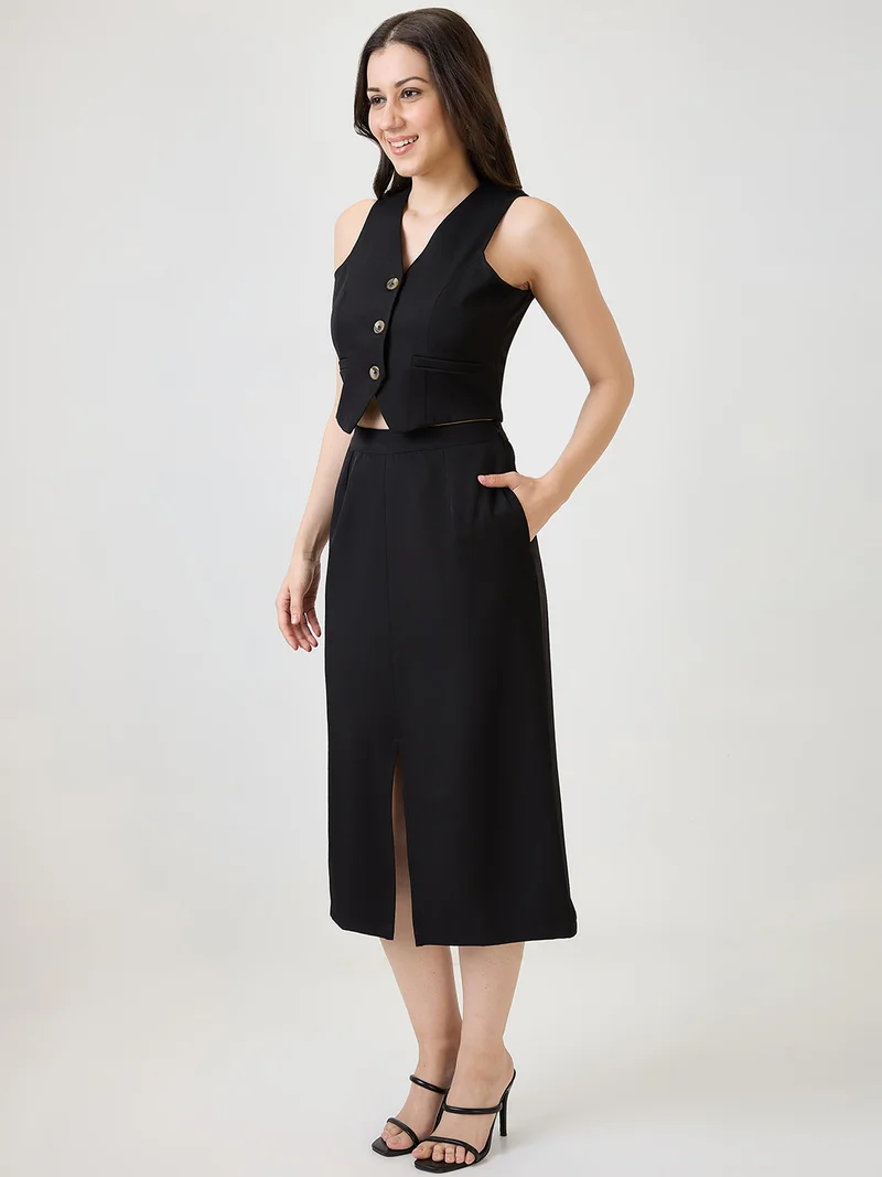 جلو باص طقم نسائي أسود بياقة على شكل ، صدرية قصيرة سادة مع تنورة ميدي بفتحة أمامية للعمل