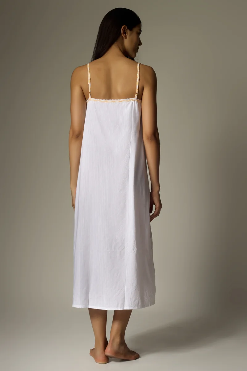 افتر دارك بيث، قميص نوم و روب مطرز