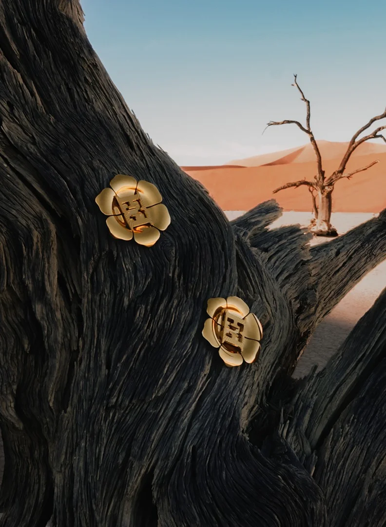 إسكادا Ava Small Flower Logo Earrings for Women