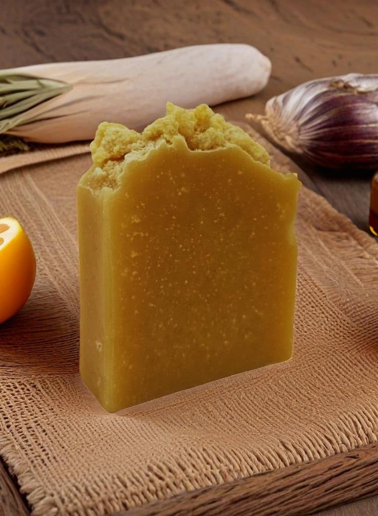 Soapylicious صابون الكركم اليدوي - طبيعي مع زيت جوز الهند، زيت الزيتون، زبدة الشيا وخشب الصندل - مبيض ومهدئ - لجميع أنواع البشرة - Image 3