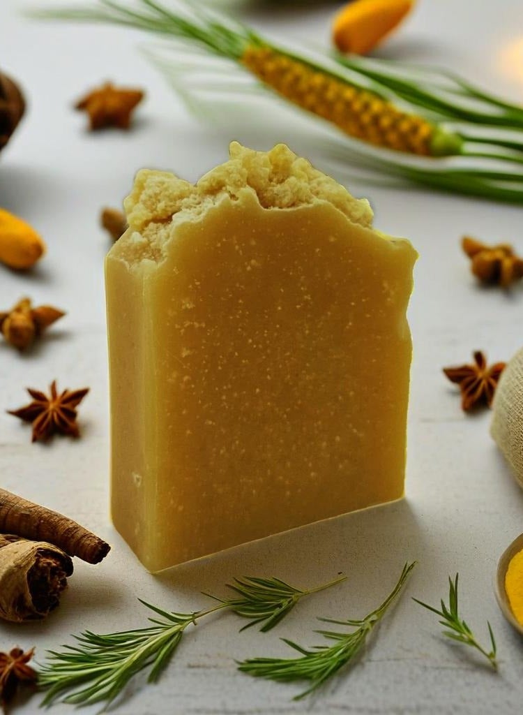 Soapylicious صابون الكركم اليدوي - طبيعي مع زيت جوز الهند، زيت الزيتون، زبدة الشيا وخشب الصندل - مبيض ومهدئ - لجميع أنواع البشرة - Image 2