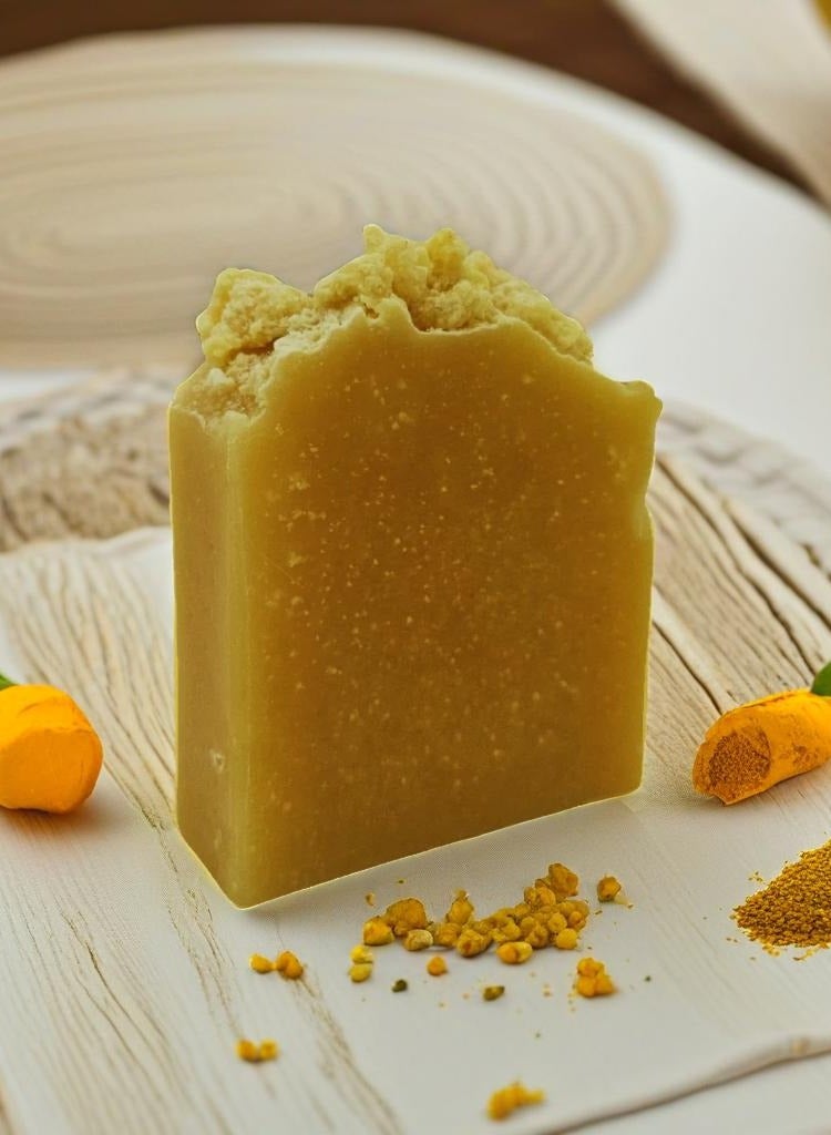 Soapylicious صابون الكركم اليدوي - طبيعي مع زيت جوز الهند، زيت الزيتون، زبدة الشيا وخشب الصندل - مبيض ومهدئ - لجميع أنواع البشرة - Image 4