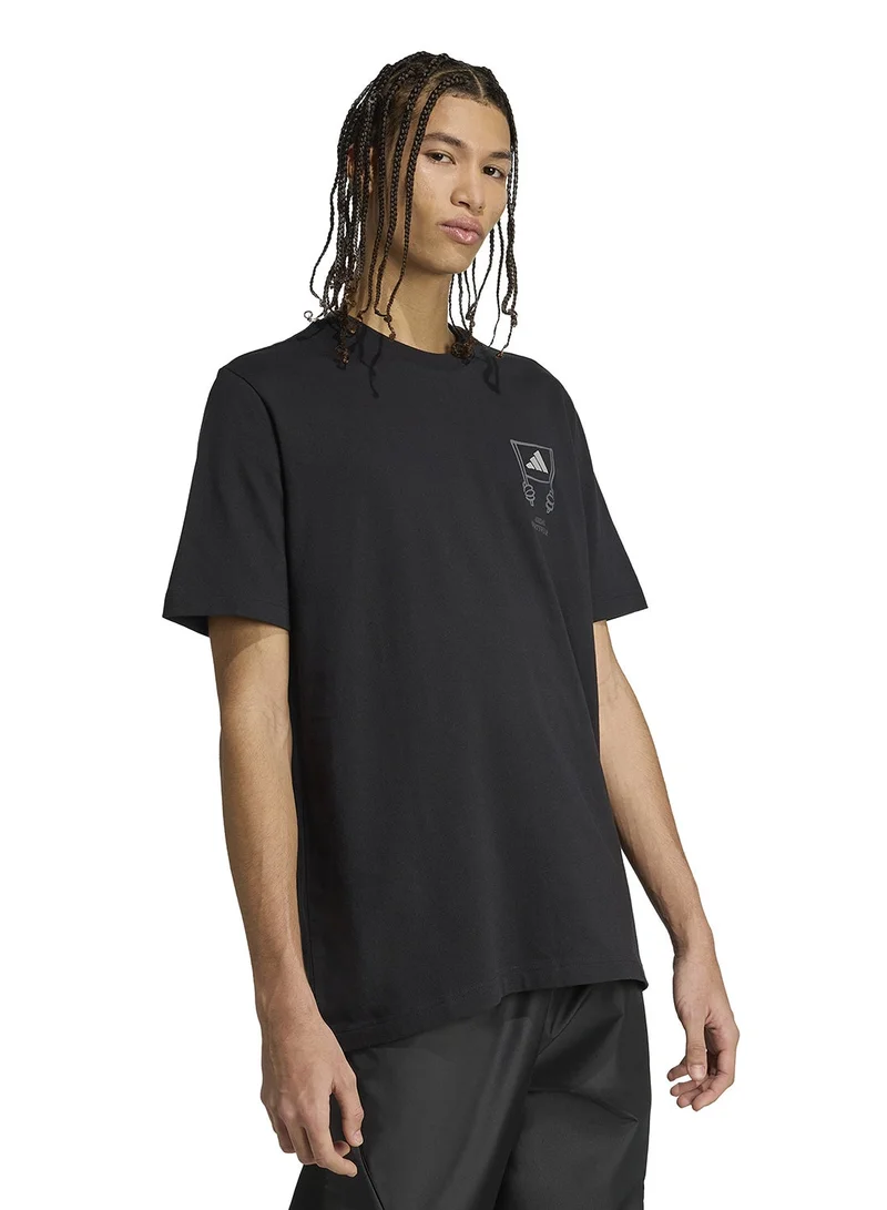 اديداس تيشيرت مطبوع عليه جمهور الملعب