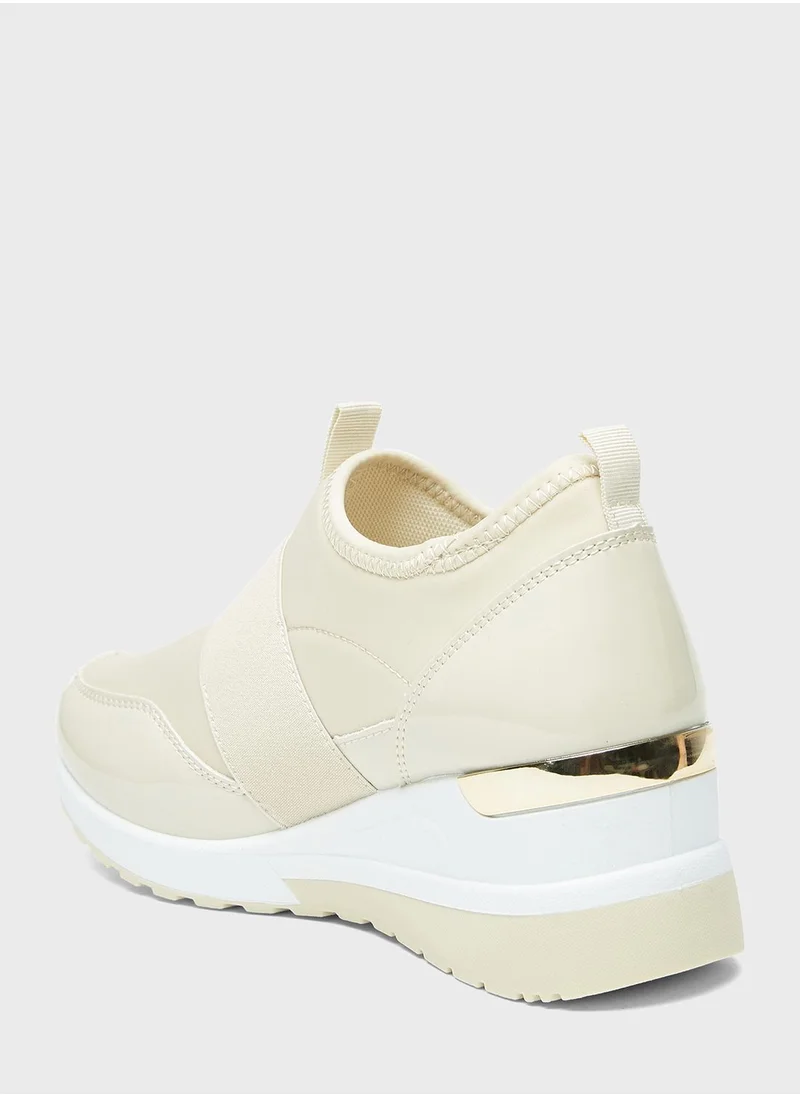 شو اكسبرس Essential Low Top Sneakers