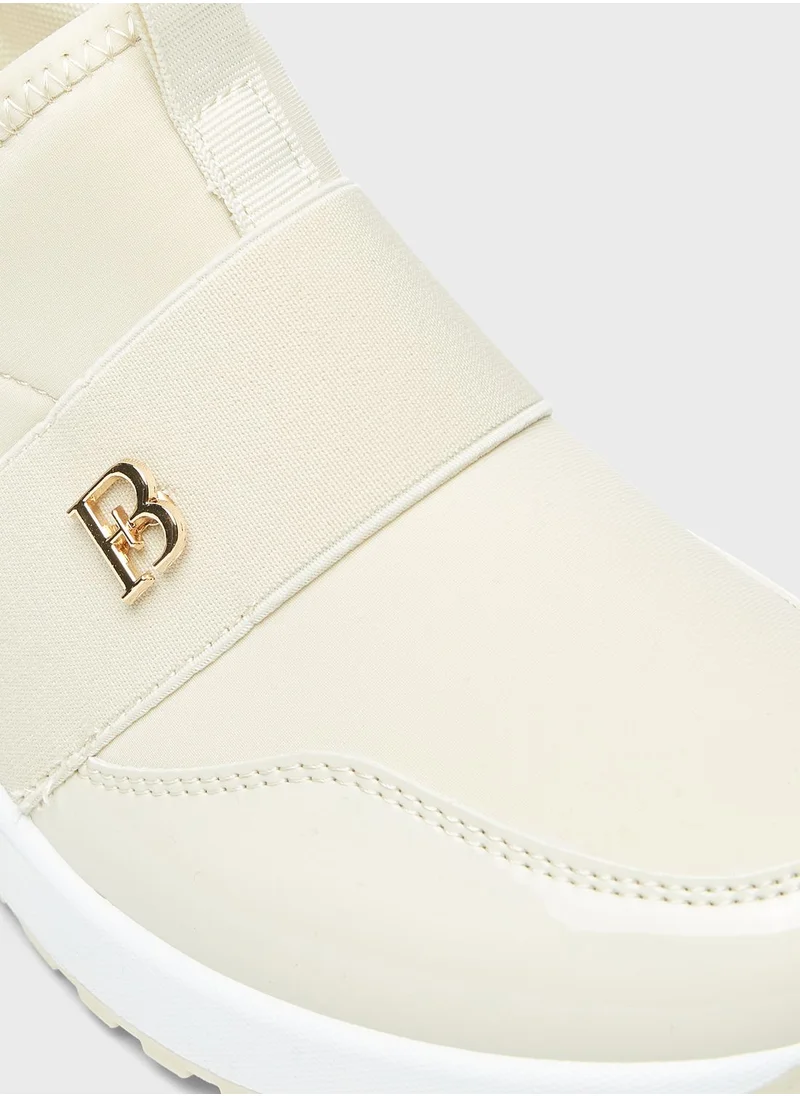 شو اكسبرس Essential Low Top Sneakers