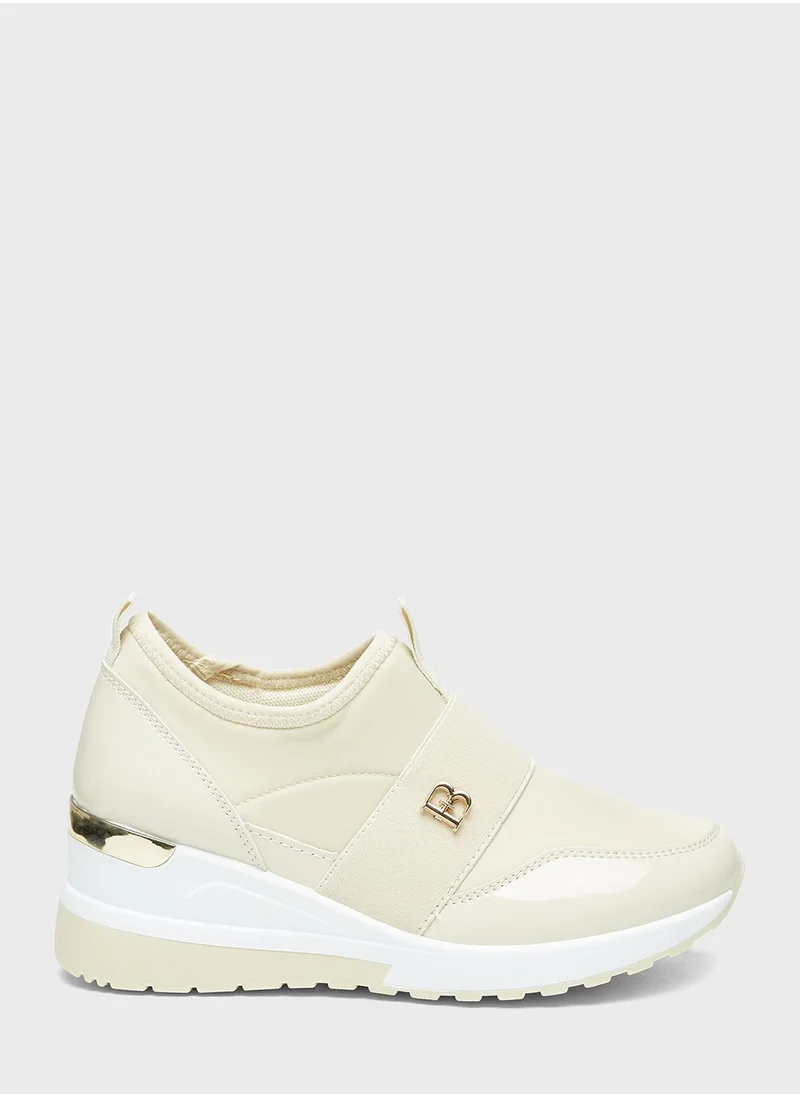 شو اكسبرس Essential Low Top Sneakers