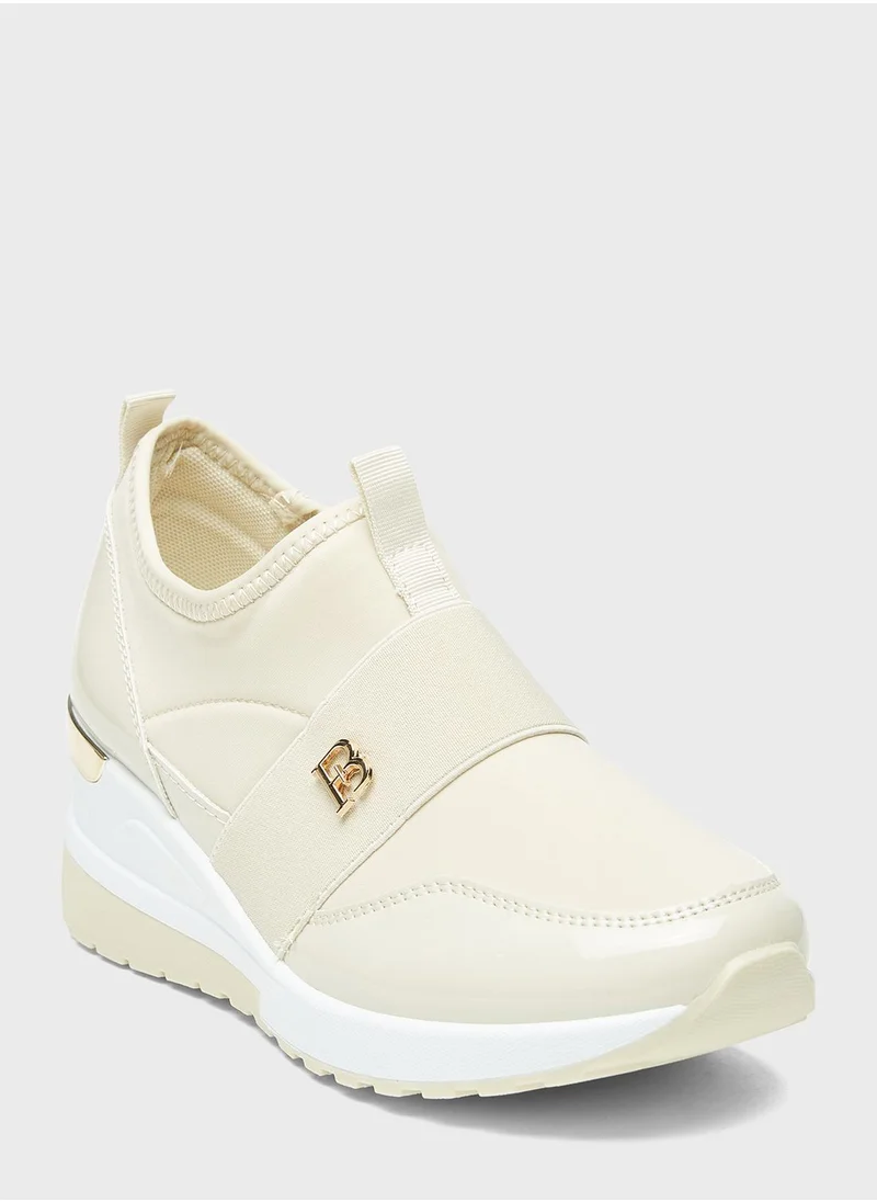 شو اكسبرس Essential Low Top Sneakers