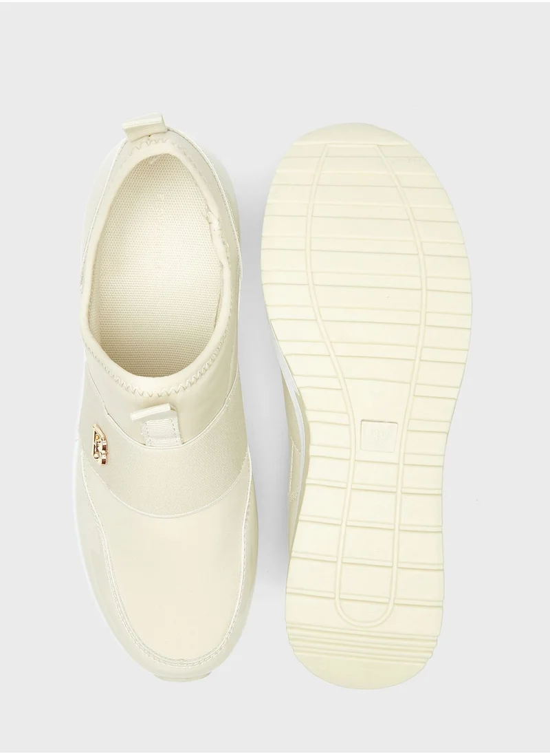 شو اكسبرس Essential Low Top Sneakers