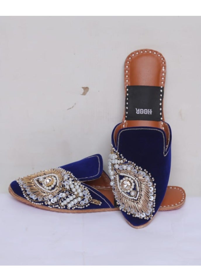 آيات صندل AYAT نسائي مصنوع يدويًا، مخمل أزرق مغلق من الأمام بتصميمات فضية وذهبية، صندل مطلي يدويًا، سهل الارتداء في المناسبات والاستخدام اليومي - Image 1
