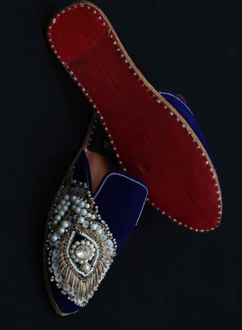 آيات صندل AYAT نسائي مصنوع يدويًا، مخمل أزرق مغلق من الأمام بتصميمات فضية وذهبية، صندل مطلي يدويًا، سهل الارتداء في المناسبات والاستخدام اليومي - Image 4