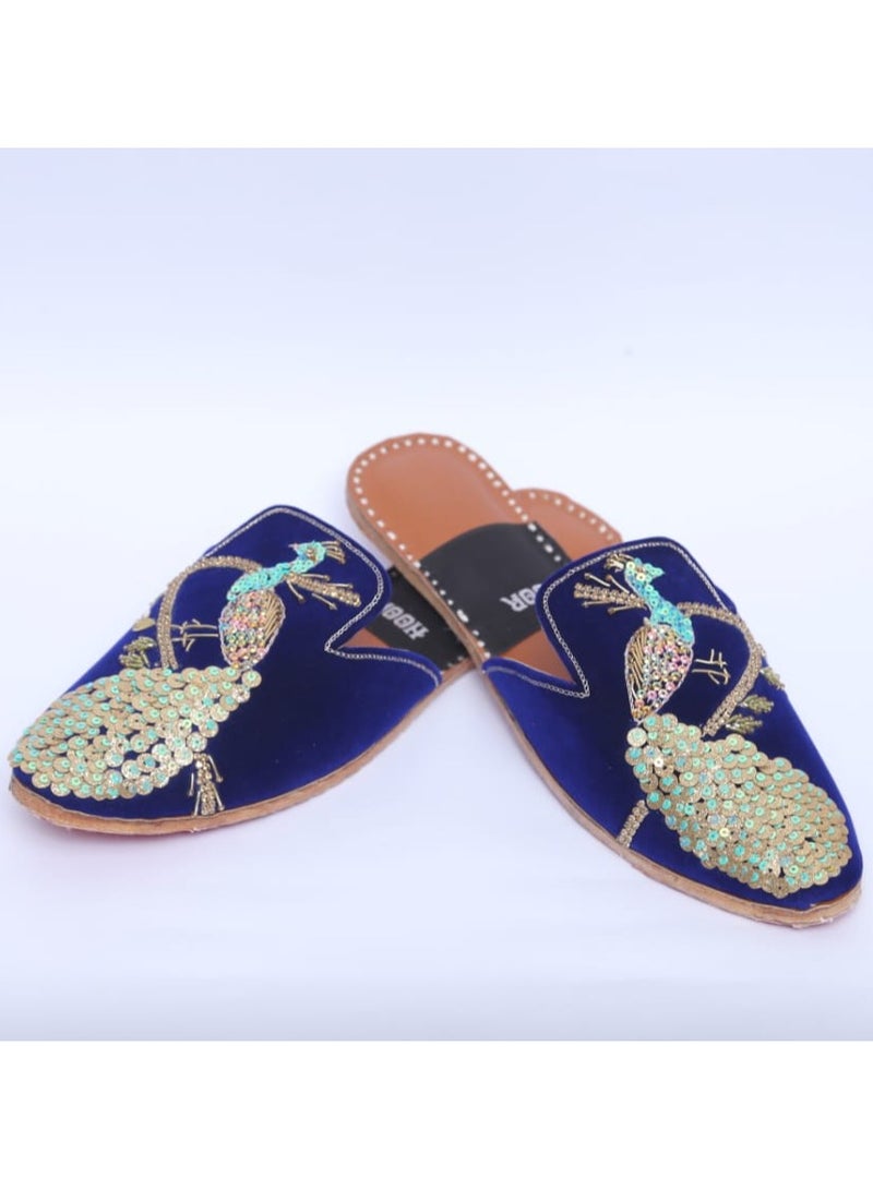 آيات صندل AYAT نسائي مصنوع يدويًا، مخمل أزرق مغلق من الأمام بتصميمات فضية وذهبية، صندل مطلي يدويًا، سهل الارتداء في المناسبات والاستخدام اليومي - Image 2