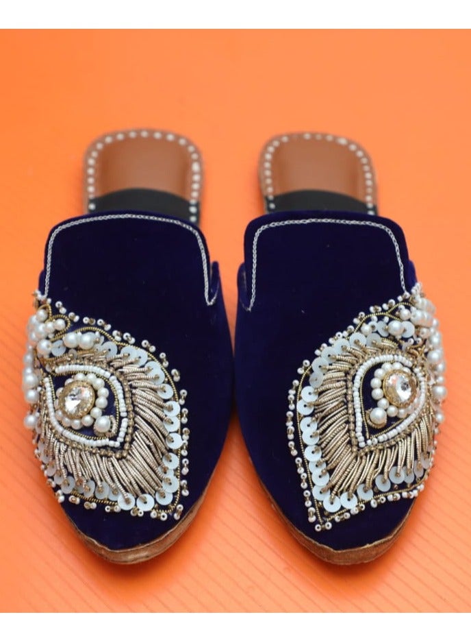 آيات صندل AYAT نسائي مصنوع يدويًا، مخمل أزرق مغلق من الأمام بتصميمات فضية وذهبية، صندل مطلي يدويًا، سهل الارتداء في المناسبات والاستخدام اليومي - Image 3